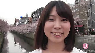 25歳の人妻アカネ、変態的すぎる勃起乳首と剛毛マン毛が男をその気にさせてしまう